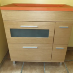 Mueble con lavabo naranja cerámico